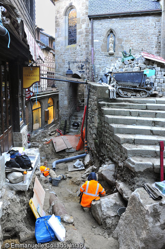 Fouille en cours surplomb&eacute;e par l'&eacute;glise paroissiale d'origine romane, Mont-Saint-Michel (Manche), 2017.