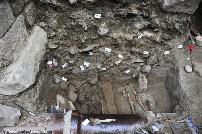 Coupe stratigraphique et vestiges d'une des trente s&eacute;pultures m&eacute;di&eacute;vales mises au jour sur plusieurs niveaux au Mont-Saint-Michel (Manche), 2017 