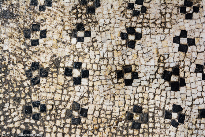 Rangées de croisettes en tesselles noires et blanches provenant d'une des mosaïques antiques découvertes à Uzès (Gard), 2017.