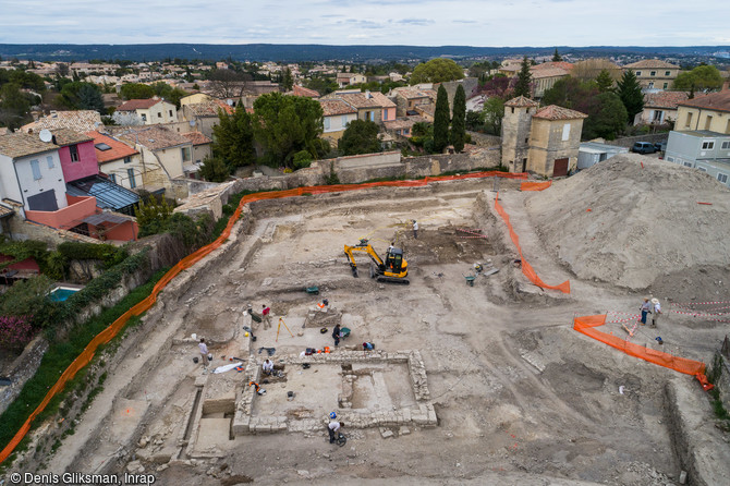 Vue aérienne de la zone 3 en cours de fouille avec au premier plan, un bâtiment daté de l'Antiquité tardive  daté du VIe siècle de notre ère, découvert à Uzès (Gard), 2017.