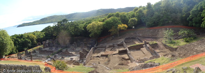 Vue générale de la fouille du château Dubuc à La Trinité (Martinique) qui porte sur un secteur d'environ 4000 m2, comprenant des entrepôts, un  cachot , un aqueduc et des terrasses.