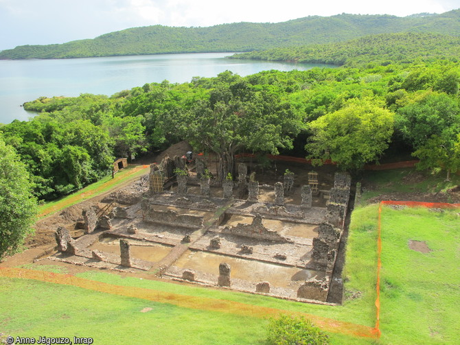 Vue des entrepôts après décapage de l'habitation sucrerie du château Dubuc à La Trinité (Martinique) depuis la maison d'habitation, 2012. Ces entrepôts comportent 3 bâtiments identiques de 30 m de long sur 7 m de large avec entre chaque bâtiment des allées pavées.