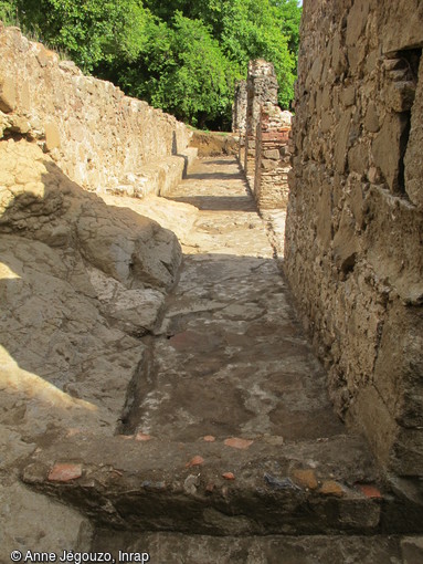 Caniveau et muret aménagés autour des bâtiments des entrepôts de l'habitation sucrerie du château Dubuc à La Trinité (Martinique), 2012. Cet aménagement était conçu comme protection des eaux de ruissèlement.