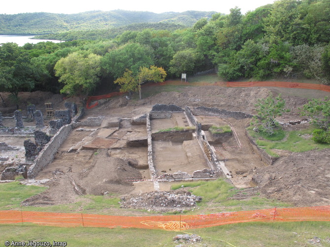 Vue de la fouille des jardins de l'habitation sucrerie du château Dubuc à La Trinité (Martinique), 2012. Cette fouille a mis en évidence un système de terrasses successives au-dessus des entrepôts, aménagées en jardins clos de murs 