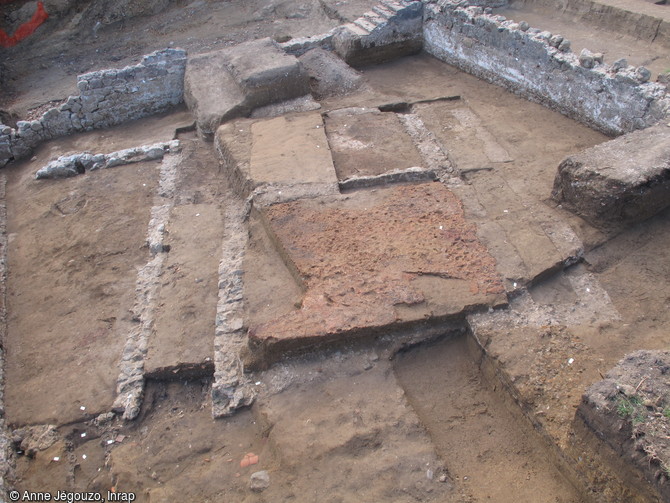 Vestiges des premiers bâtiments conservés sous les terres du jardin, suite à un large décapage mis au jour dans l'habitation sucrerie du château Dubuc à La Trinité (Martinique), 2012.