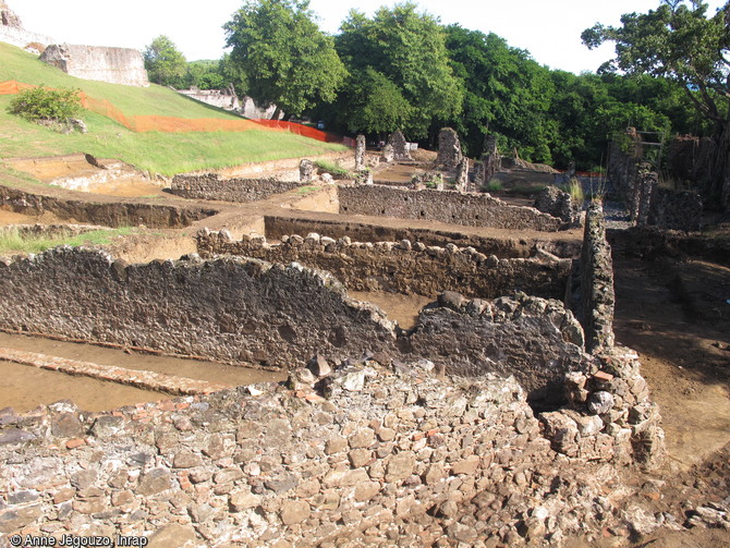 Vue générale de la fouille depuis les hauts des jardins de l'habitation sucrerie du château Dubuc à La Trinité (Martinique), 2012.