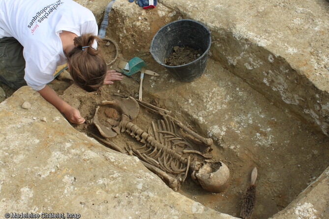 Fouille en cours d'une sépulture mérovingienne sur le site d'Eckwersheim (Alsace).