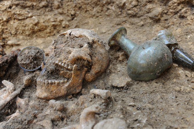 Vue de détail d'une sépulture datée de la fin de Antiquité mise au jour à Evrecy (Calvados), 2014. Les fouilles ont révélé la présence inédite d'un cimetière complet daté entre la fin de l'Antiquité tardive (IVe siècle) et le tout début du haut Moyen Âge (VIIe siècle). 