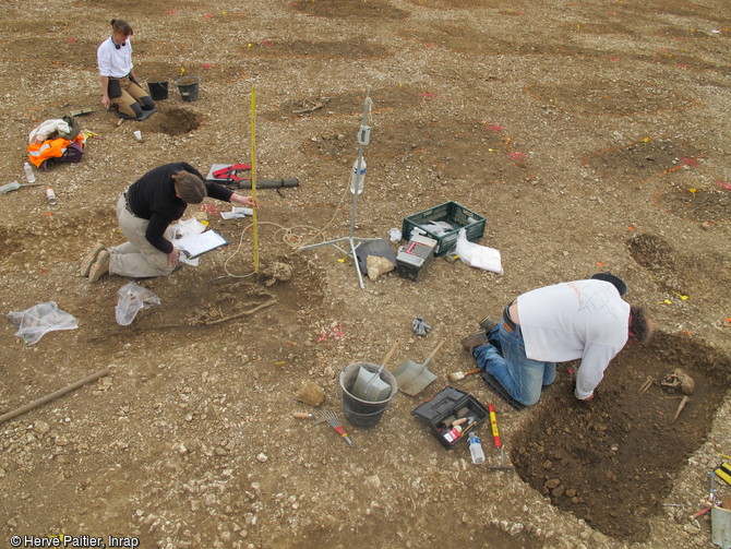 En 2014, 387 sépultures sont mises au jour à Evrecy, un village du Calvados, en Normandie. L'existence de ce cimetière complet était insoupçonnée jusqu'alors. Les archéologues le situent entre l’Antiquité tardive (IVe siècle) et la période mérovingienne (VIe-VIIe siècle). Une période de transition entre la fin de l'Empire romain et le début de la christianisation de la Gaule. Certaines des tombes antiques contiennent un riche mobilier en verre. En revanche, pas d'objet en verre dans les tombes du haut Moyen Âge. Comment cela s'explique-t-il ?