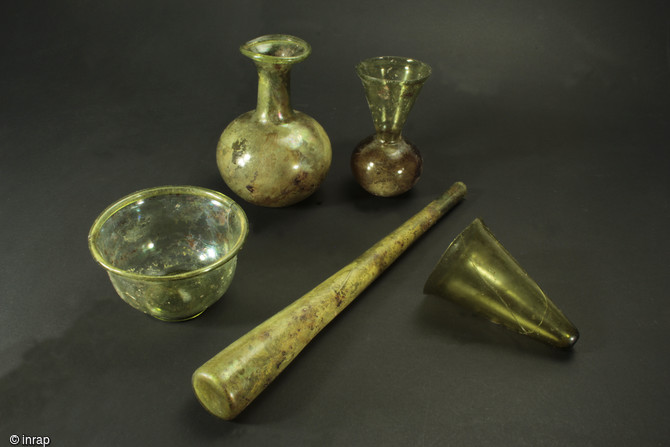 Les objets en verre de la tombe du guerrier servaient à la consommation ou au service de la boisson. C'est d'ailleurs le cas des autres verreries retrouvées dans la partie antique de la nécropole. Ces objets sont bien connus des archéologues, qui en retrouvent souvent dans des habitats ou dans des sépultures pour la période de la fin de l'Antiquité dans le nord de la Gaule.