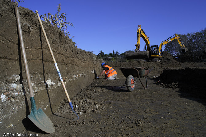Dans la coupe, l&rsquo;empierrement d'un chemin romain menant &agrave; la voie domitienne, d&eacute;couvert au Mas de Castries (H&eacute;rault), 2013. La fouille&nbsp;a r&eacute;v&eacute;l&eacute; les vestiges d&rsquo;un village m&eacute;di&eacute;val occup&eacute; du IXe&nbsp;au XVe si&egrave;cle de part et d'autre de la voie.
