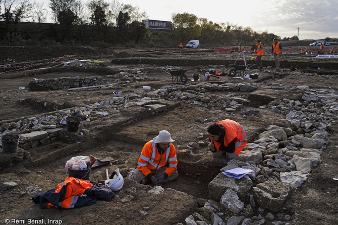 &Eacute;tude des sols en terre battue d'une maison m&eacute;di&eacute;vale d&eacute;couverte au Mas de Roux &agrave; Castries (H&eacute;rault), 2013.La fouille&nbsp;a r&eacute;v&eacute;l&eacute; les vestiges d&rsquo;un village m&eacute;di&eacute;val occup&eacute; du IXe&nbsp;au XVe&nbsp;si&egrave;cle de part et d'autre de la voie domitienne.