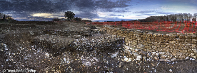Les murs du village fortifi&eacute; du Mas de Roux (XIIIe si&egrave;cle).La fouille&nbsp;a r&eacute;v&eacute;l&eacute; les vestiges d&rsquo;un village m&eacute;di&eacute;val occup&eacute; du IXe&nbsp;au XVe&nbsp;si&egrave;cle de part et d'autre de la voie domitienne.