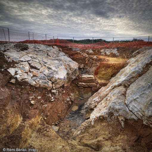 Entr&eacute;e d'un four &agrave; chaux romain, Mas de Roux &agrave; Castries (H&eacute;rault), 2013.La fouille&nbsp;a r&eacute;v&eacute;l&eacute; les vestiges d&rsquo;un village m&eacute;di&eacute;val occup&eacute; du IXe&nbsp;au XVe&nbsp;si&egrave;cle de part et d'autre de la voie domitienne.