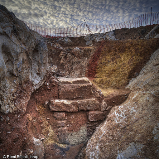 Entr&eacute;e d'un four &agrave; chaux romain, Mas de Roux &agrave; Castries (H&eacute;rault), 2013.La fouille&nbsp;a r&eacute;v&eacute;l&eacute; les vestiges d&rsquo;un village m&eacute;di&eacute;val occup&eacute; du IXe&nbsp;au XVe&nbsp;si&egrave;cle de part et d'autre de la voie domitienne.