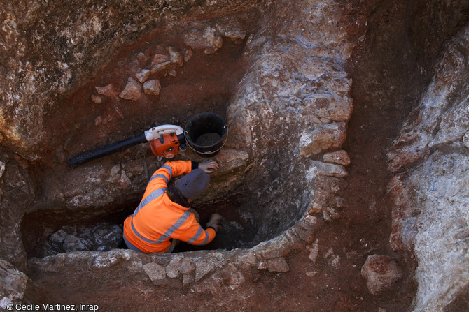 Fouille du four &agrave; chaux romain, Mas de Roux, Castries (H&eacute;rault), 2013. La fouille&nbsp;a r&eacute;v&eacute;l&eacute; les vestiges d&rsquo;un village m&eacute;di&eacute;val occup&eacute; du IXe&nbsp;au XVe&nbsp;si&egrave;cle de part et d'autre de la voie domitienne.
