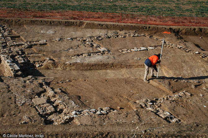B&acirc;timent antique en bordure de la voie domitienne, Mas de Roux, Castries (H&eacute;rault), 2013.La fouille&nbsp;a r&eacute;v&eacute;l&eacute; les vestiges d&rsquo;un village m&eacute;di&eacute;val occup&eacute; du IXe&nbsp;au XVe&nbsp;si&egrave;cle de part et d'autre de la voie.