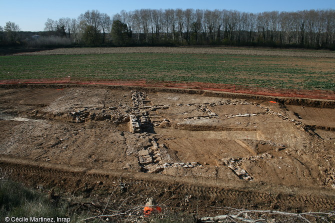 B&acirc;timent antique en bordure de la voie domitienne, Mas de Roux, Castries (H&eacute;rault), 2013.La fouille&nbsp;a r&eacute;v&eacute;l&eacute; les vestiges d&rsquo;un village m&eacute;di&eacute;val occup&eacute; du IXe&nbsp;au XVe&nbsp;si&egrave;cle de part et d'autre de la voie.