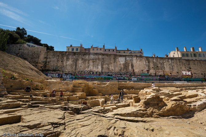 Vue générale de la carrière grecque archaïque à Marseille (Bouches-du-Rhône). En arrière plan, un tronçon du rempart du XVIIe siècle. L'exploitation de cette carrière de calcaire dit  Saint-Victor  durant les VIe et Ve siècles avant notre ère a laissé des traces sur près de 6 m de haut. Elle a été abandonnée et comblée dans le premier quart du Ve siècle.