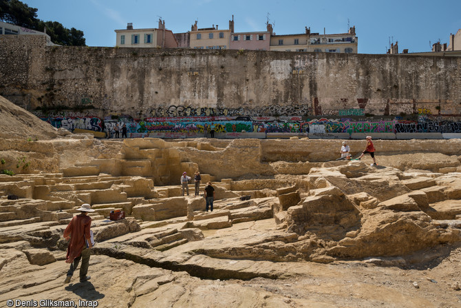 Vue générale de la carrière grecque archaïque à Marseille (Bouches-du-Rhône). En arrière plan, un tronçon du rempart du XVIIe siècle. L'exploitation de cette carrière de calcaire dit  Saint-Victor  durant les VIe et Ve siècles avant notre ère a laissé des traces sur près de 6 m de haut. Elle a été abandonnée et comblée dans le premier quart du Ve siècle. 