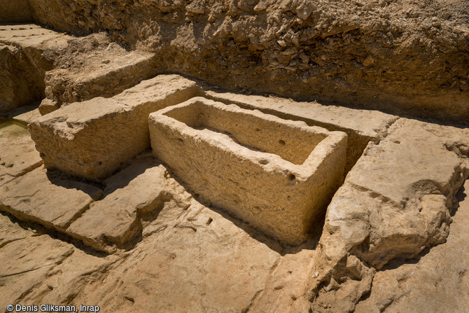 Sarcophage en cours d'extraction abandonné dans la carrière au début du Ve siècle, avant notre ère à Marseille (Bouches-du-Rhône. La cuve a été entièrement détourée et en partie évidée mais elle n'a pas encore été détachée du rocher. Le travail a été interrompu car un joint de stratification situé au milieu du sarcophage rendait son enlèvement impossible.