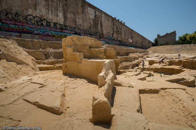 Carrière mise au jour à Marseille (Bouches-du-Rhône). Laisse ménagée entre l'exploitation grecque archaïque à droite et une reprise d'extraction durant la période romaine à gauche.