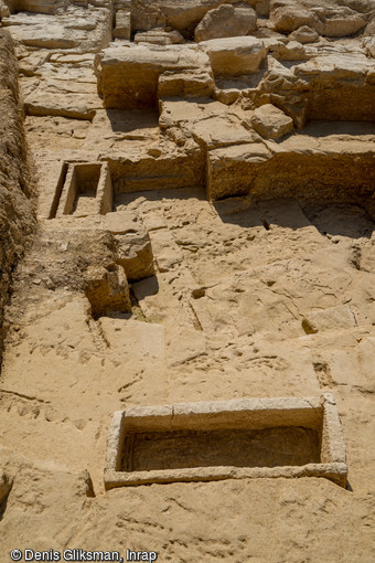 Deux cuves de sarcophages inachevées et abandonnées dans la carrière grecque archaïque à Marseille (Bouches-du-Rhône).