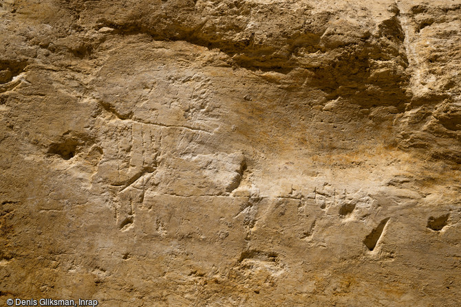 Carrière grecque archaïque exploitée aux VIe et Ve siècles avant notre ère, à Marseille (Bouches-du-Rhône). Les archéologues ont identifié une reprise d'extraction à l'époque romaine. Ce graffiti gravé sur une paroi de la carrière romaine correspond très certainement à un compte de carrier, dénombrant les blocs extraits d'un secteur donné. 