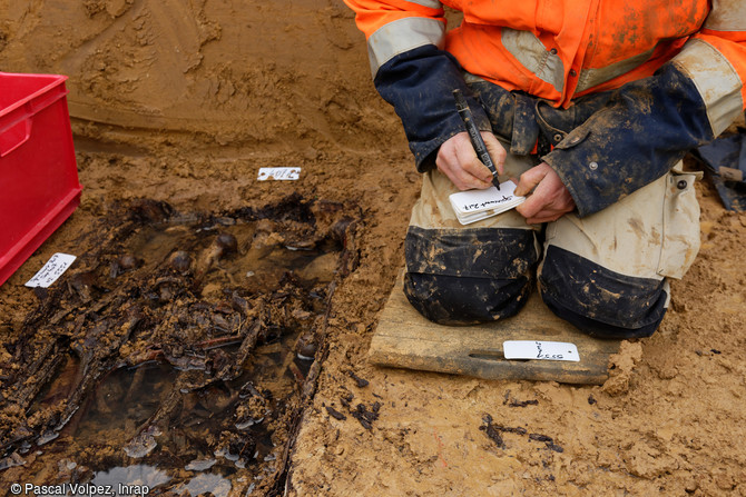Enregistrement en cours lors de la fouille d'un ossuaire dans le cimeti&egrave;re provisoire fran&ccedil;ais de la Grande Guerre &agrave; Spincourt (Meuse).