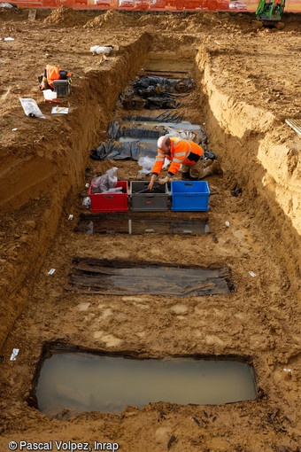 Fouille en cours de l'un des ossuaires d'une s&eacute;pulture collective cons&eacute;quente (65 soldats environ) du cimeti&egrave;re provisoire fran&ccedil;ais de la Grande Guerre &agrave; Spincourt (Meuse).