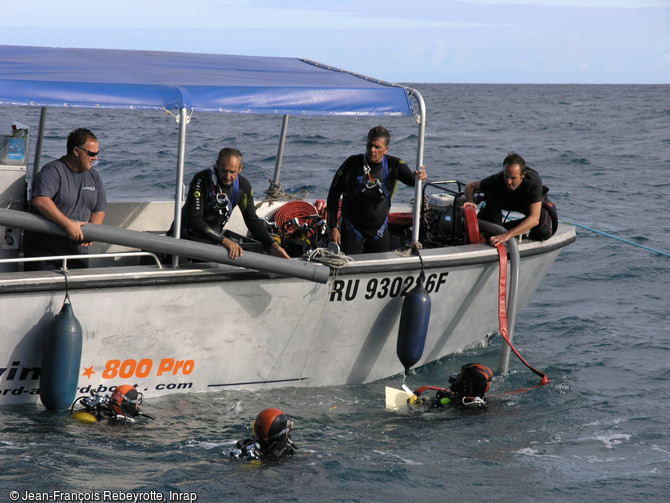 Bateau d’intervention utilisé lors du diagnostic de la nouvelle route du littoral