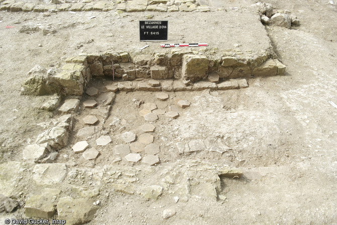 Petit cellier avec sol constitué de tomettes hexagonales en terre cuite.