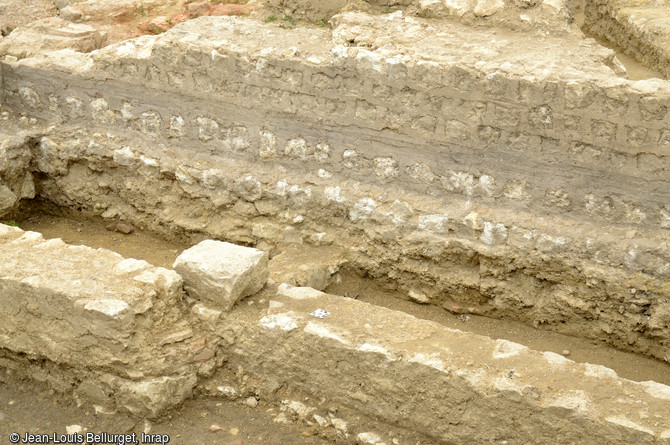 Solins maçonnés d'une domus du Ier siècle recoupés par un mur en opus mixtum d'une domus tardive (IIIe siècle ?), Auch (Gers), 2017.