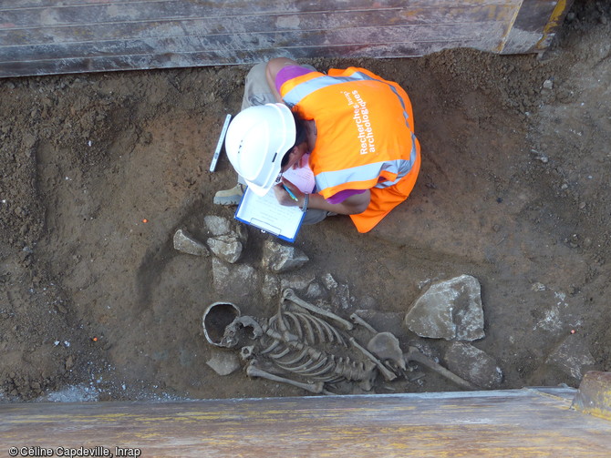 Inhumation en cours d'enregistrement par l'arch&eacute;o-anthropologue sur le site de la n&eacute;cropole gallo-romaine de Mac&ocirc;n (Sa&ocirc;ne-et-Loire).