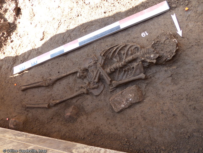 Inhumation d'un enfant sur le site de la n&eacute;cropole gallo-romaine de Mac&ocirc;n (Sa&ocirc;ne-et-Loire).