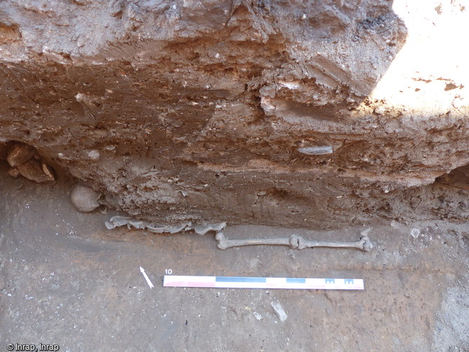 Inhumation prise en grande partie dans la berme sur le site de la n&eacute;cropole gallo-romaine de Mac&ocirc;n (Sa&ocirc;ne-et-Loire).