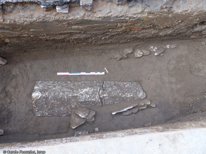 Sarcophage en calcaire et s&eacute;pultures en coffrages de pierres sur le site de la n&eacute;cropole gallo-romaine de Mac&ocirc;n (Sa&ocirc;ne-et-Loire).