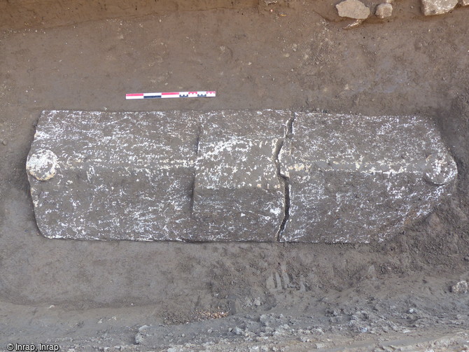 Vue g&eacute;n&eacute;rale du couvercle d'un sarcophage en calcaire sur le site de la n&eacute;cropole gallo-romaine de Mac&ocirc;n (Sa&ocirc;ne-et-Loire).
