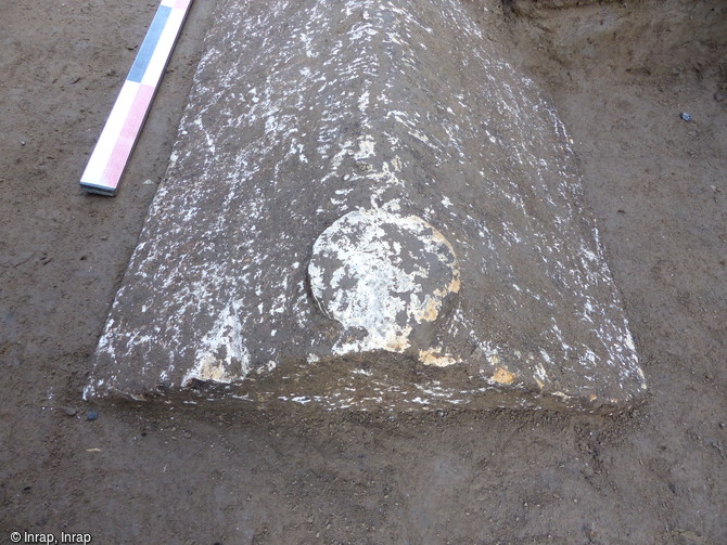 D&eacute;tails avec motif circulaire du couvercle d'un sarcophage en calcaire sur le site de la n&eacute;cropole gallo-romaine de Mac&ocirc;n (Sa&ocirc;ne-et-Loire).