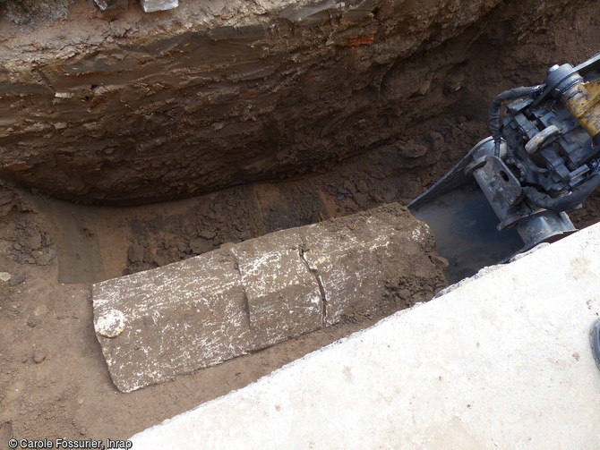 Pr&eacute;l&egrave;vement du sarcophage en calcaire &agrave; la pelle m&eacute;canique sur le site de la n&eacute;cropole gallo-romaine de Mac&ocirc;n (Sa&ocirc;ne-et-Loire).