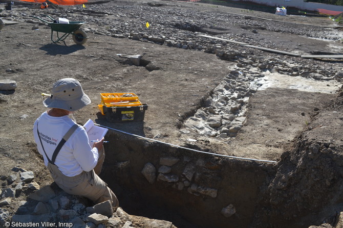 &nbsp;Relev&eacute; en coupe d'un mur de fondation de la ferme des XVIe-XVIIe s. en cours de fouille &agrave; Montoy-Flanville (Moselle).