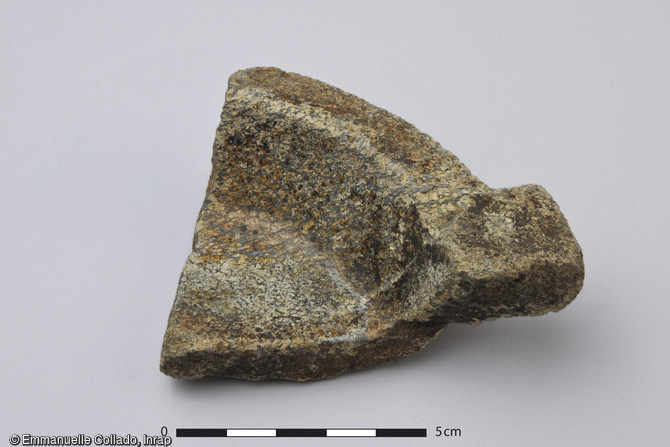 Mortier en pierre dure mis au jour dans la partie agricole pars rustica de la villa gallo-romaine &agrave; Vire (Calvados)