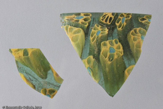 Fragments de coupe en p&acirc;te de verre dit  millefleuri  ou verre mosa&iuml;qu&eacute; d'origine italienne, mis au jour dans la partie agricole pars rustica de la villa gallo-romaine &agrave; Vire (Calvados).