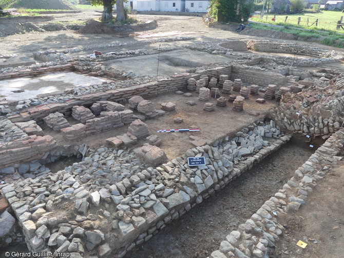 Pi&egrave;ces chaudes des thermes de la villa gallo-romaine &agrave; Vire (Calvados). A droite la piscine circulaire. 