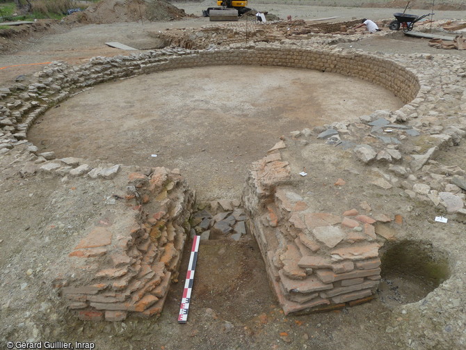 La piscine circulaire de plus de 30 m&egrave;tres de diam&egrave;tre, des thermes de la villa gallo-romaine &agrave; Vire (Calvados). 