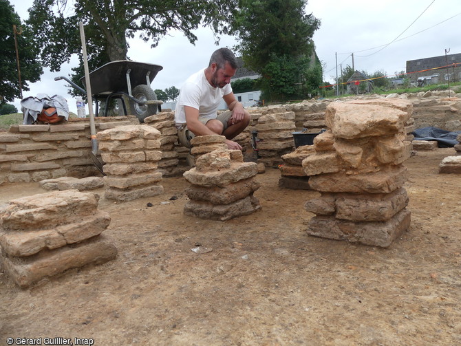 Fouille en cours sur le site des thermes de la villa gallo-romaine &agrave;&nbsp; Vire (Calvados). Mise au jour d'un syst&egrave;me de chauffage par le sol avec pilettes.