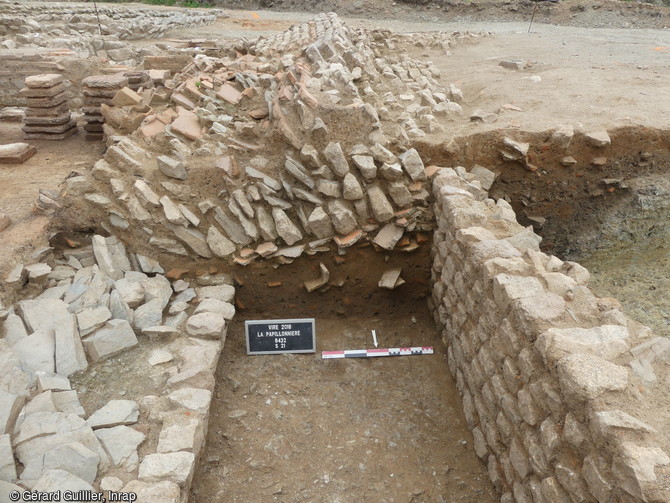 Un mur effondr&eacute; dans le collecteur des eaux us&eacute;es sur le site des thermes de la villa gallo-romaine &agrave;&nbsp; Vire (Calvados). 
