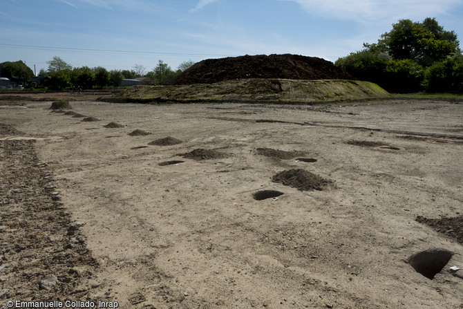 Trous de poteaux de la palissade bordant sur plusieurs centaines de m&egrave;tres la cour de la pars rustica de la villa gallo-romaine de Vire (Calvados)