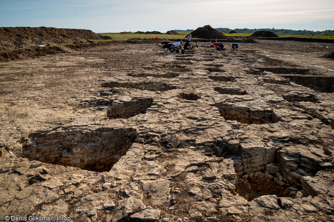 Vue g&eacute;n&eacute;rale de la trav&eacute;e centrale de l'horreum, vaste entrep&ocirc;t destin&eacute; au stockage de denr&eacute;es et au ravitaillement des l&eacute;gions en mission,-40/-30 av. notre &egrave;re, en cours de fouille sur le Mont Castel &agrave; Port-en-Bessin (Calvados). 