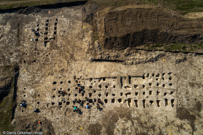Vue z&eacute;nithale, au centre du clich&eacute; : l'horreum, vaste entrep&ocirc;t destin&eacute; au stockage de denr&eacute;es et au ravitaillement des l&eacute;gions en mission, -40/-30 av. notre &egrave;re. Cet &eacute;difice de pr&egrave;s de 33 m de long pour 9 m de large, permet aujourd'hui d'entrevoir l'importance &eacute;conomique et logistique du Mont Castel. En haut une deuxi&egrave;me construction destin&eacute;e au stockage. Mont Castel &agrave; Port-en-Bessin (Calvados).&nbsp;